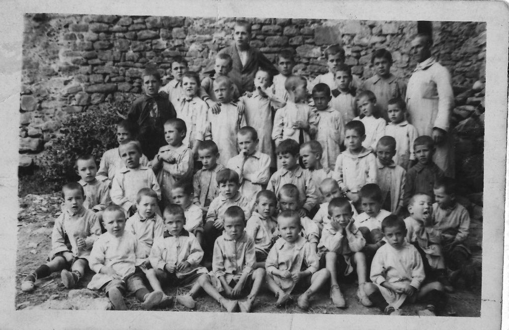 acem0017 nens a l'antiga escola de la romaria. any 1923 (2)