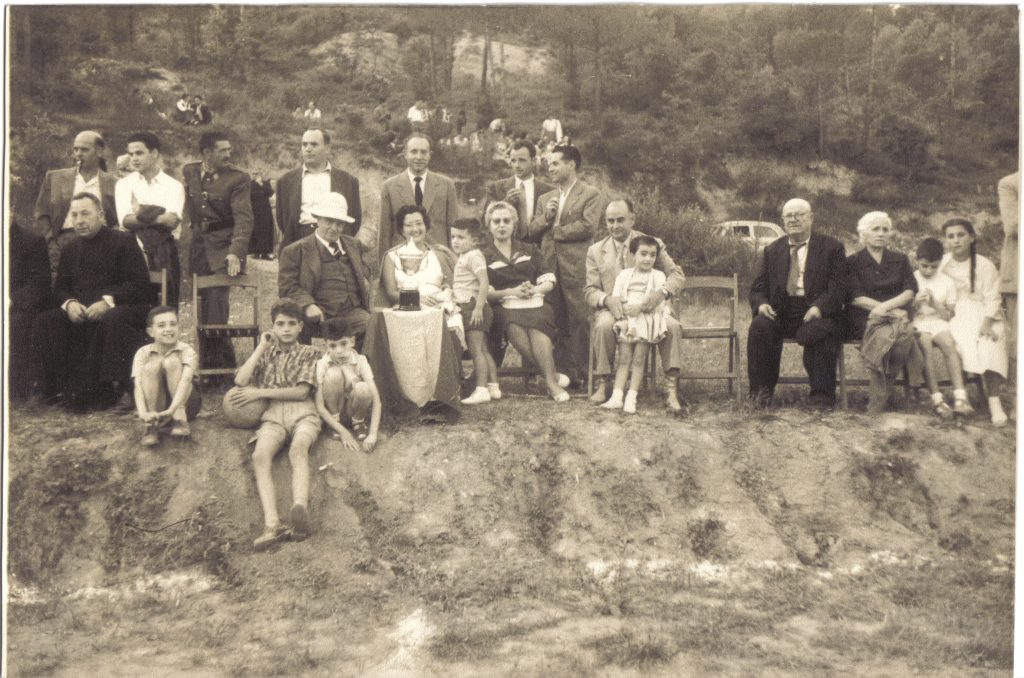 acem0125 torneig de tir al plat, al camp de fútbol vell, a la carretera del torn. germans carme i miquel joan verdaguer. any 1958