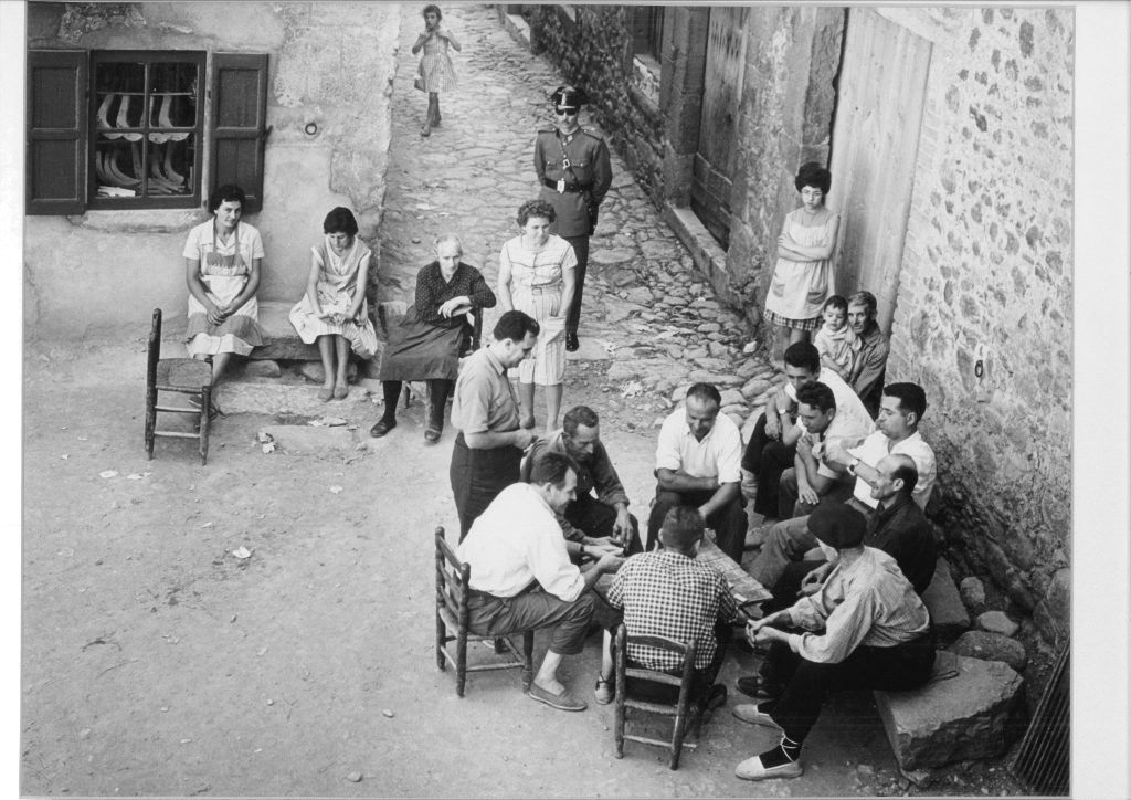 acem63. jugant a cartes a la plaça major. any 1960